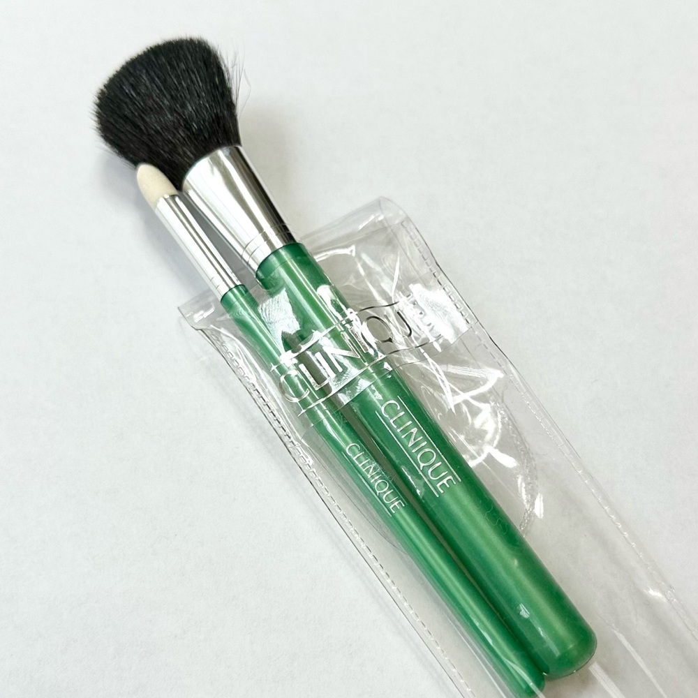 Clinique Brush Set - Set of 2 Long Green-Handled Brushes, Powder and Smudging - Picture 8 of 9
